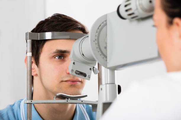 ما هي عملية زراعة عدسة العين؟