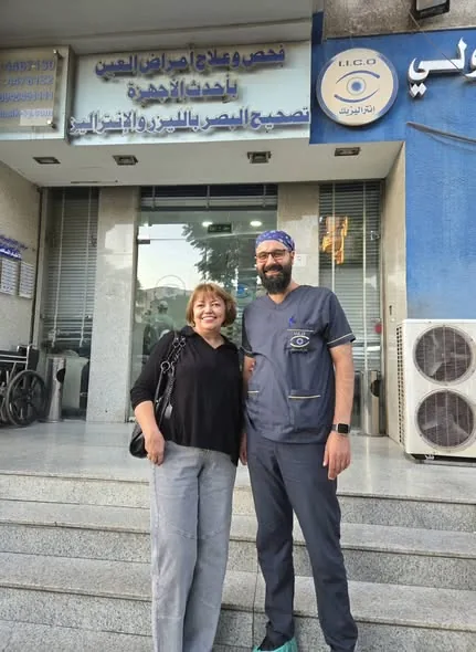 الدكتور باسل الجردي مع مريضة أمام مركز الإنتراليزك الدولي لطب العيون